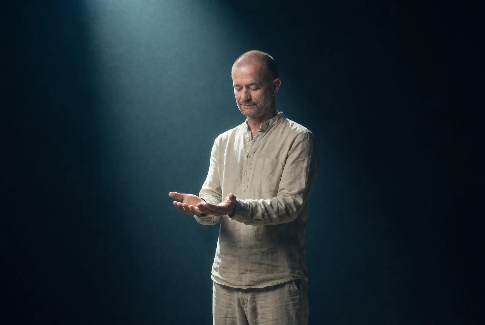 Mike Akar mit offenen Händen — Spirituelles Heilen 2011