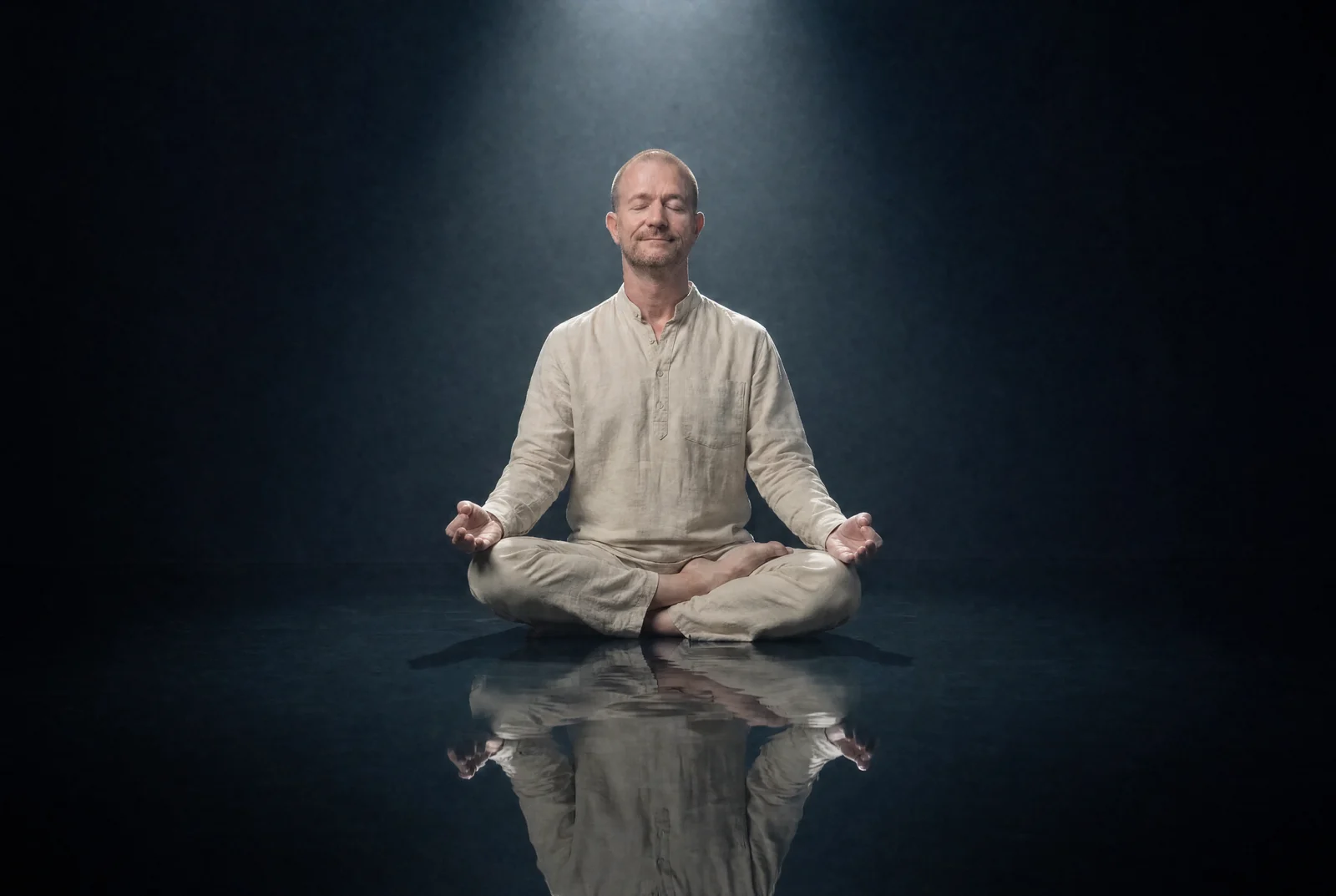 Mike Akar im Schneidersitz in Gyan-Mudra — Kundalini-Yoga 2025–2026