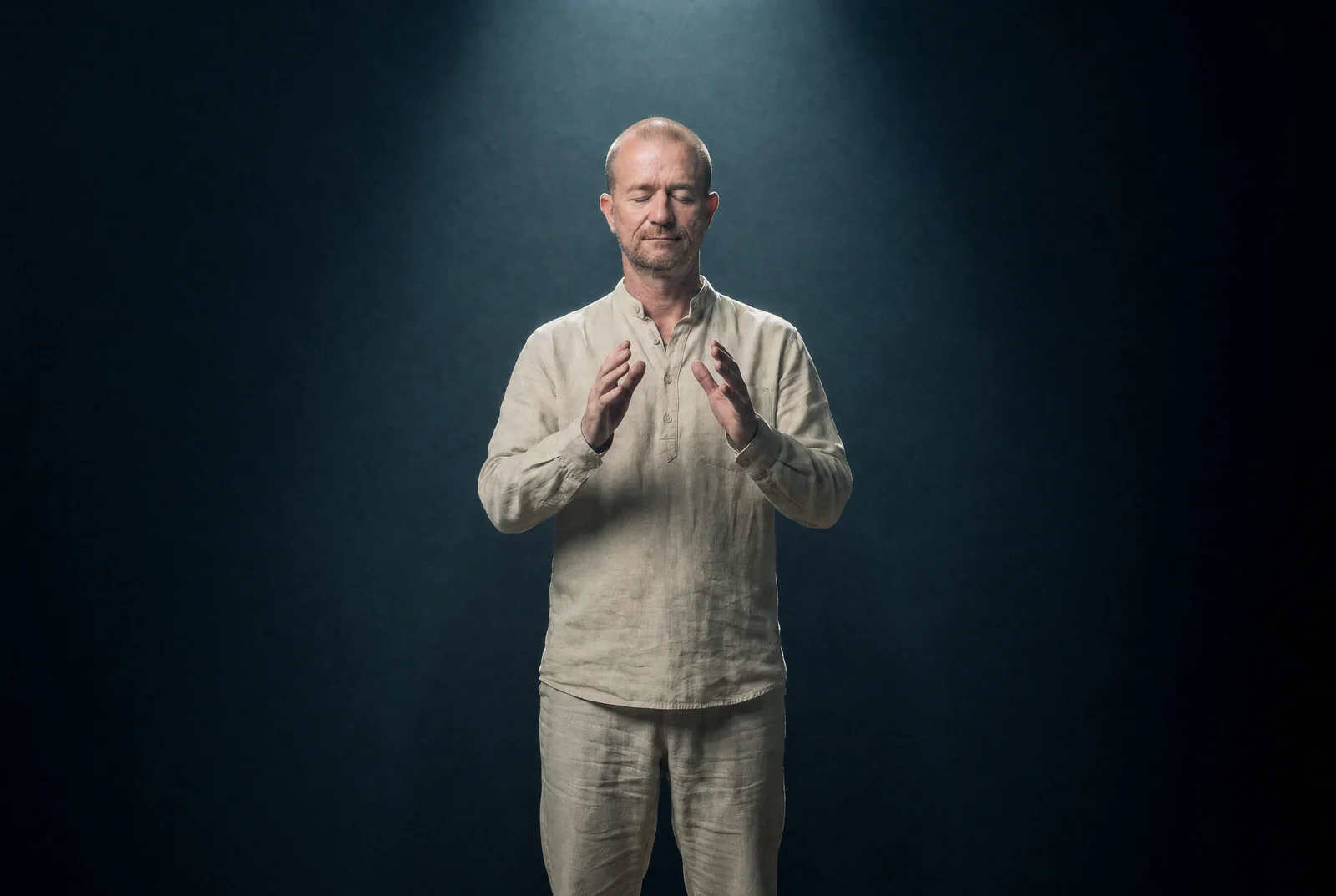 Mike Akar in Meditation — Ausbildung Quantenheilung 2011