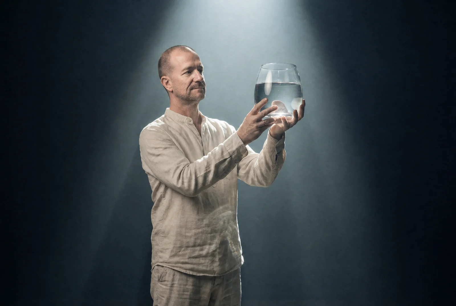 Mike Akar hält eine Schale Wasser — Arbeit mit Wasser 2015–2020
